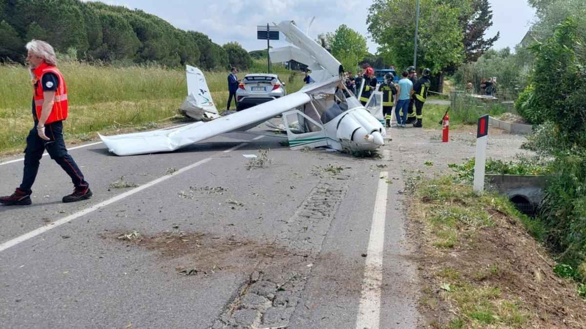 Drama am himmel: leichtflugzeug kollidiert mit auto!