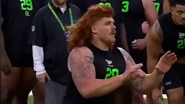 Dunker zerreißt die nfl-kulisse – und das netz fliegt ihm zu