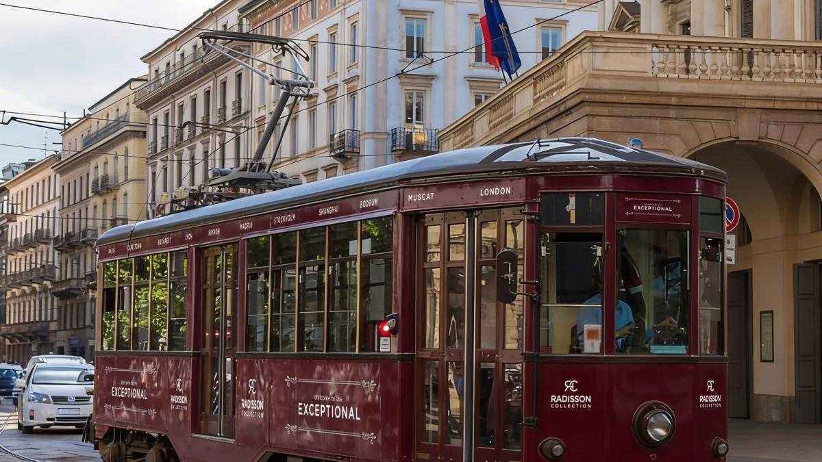 Ein tram verwandelt mailand in ein rollendes design-museum