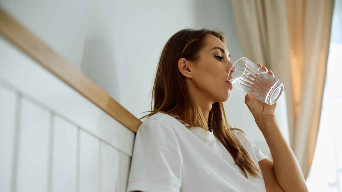 Einfaches glas wasser: der schlüssel zu mehr gesundheit?