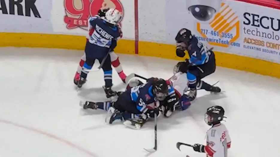 Eishockey-Horror: Kinder-Massenschlägerei lässt Fans fassungslos!