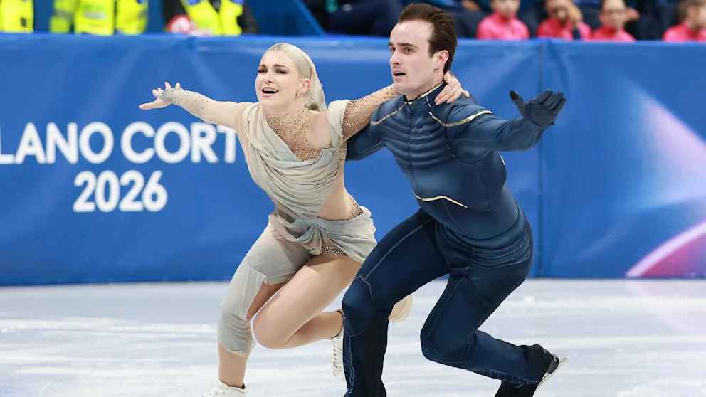 Eisromantik: eiskunstläuferin olivia smart verlobt sich mit rivalen jean-luc baker