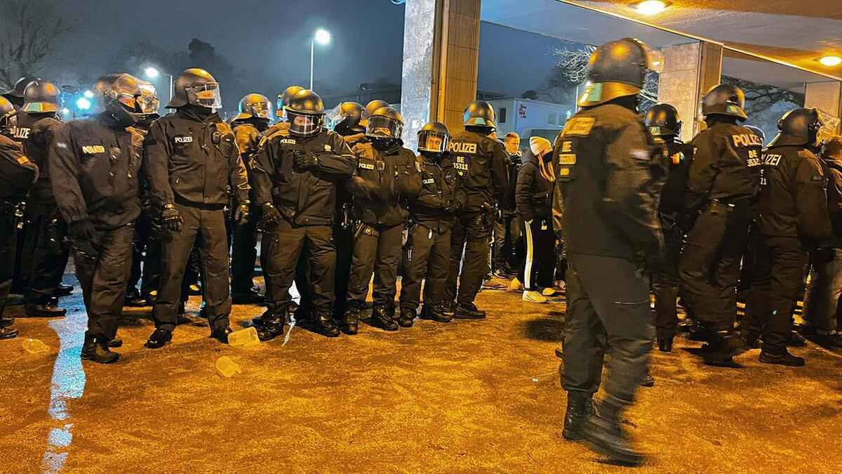 Eskalation im stadion: polizei sucht mit fotos nach hooligans nach hertha-spiel