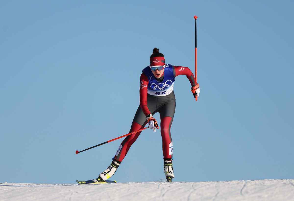 Estere volfa krönt sich zur biathlon-königin und demütigt mama