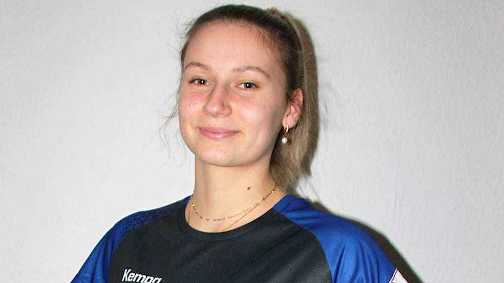 Esv regensburg sichert sich torgefährliche kreisläuferin lisa schipper