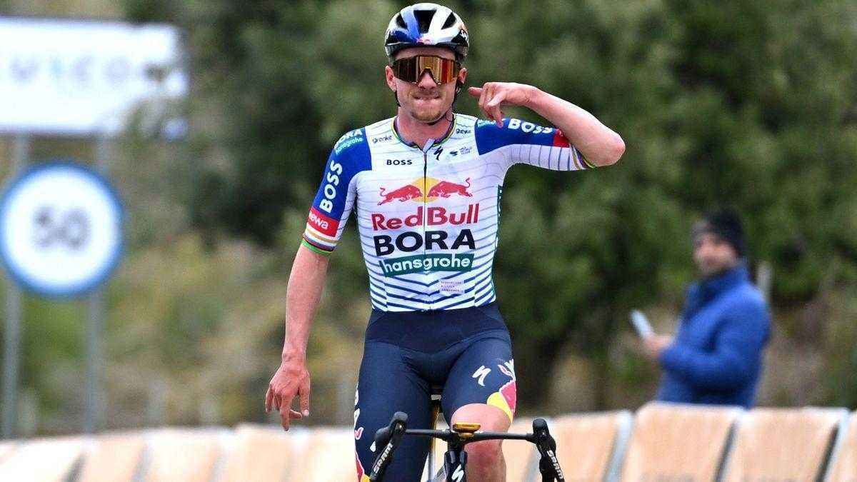 Evenepoel dominiert mallorca: historischer hattrick für red bull-bora-hansgrohe!