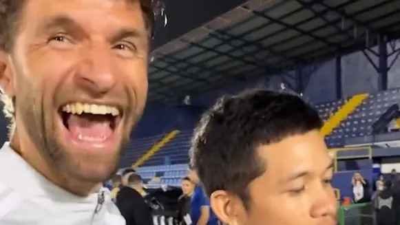 Fan überrascht thomas müller mit bewegendem familienfoto nach whitecaps-spiel