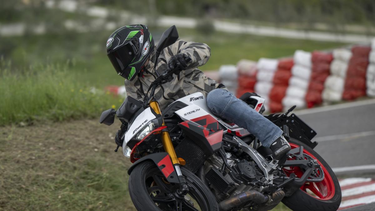 Fantic stealth 500: der neue spaßmacher aus italien erobert die landstraße!