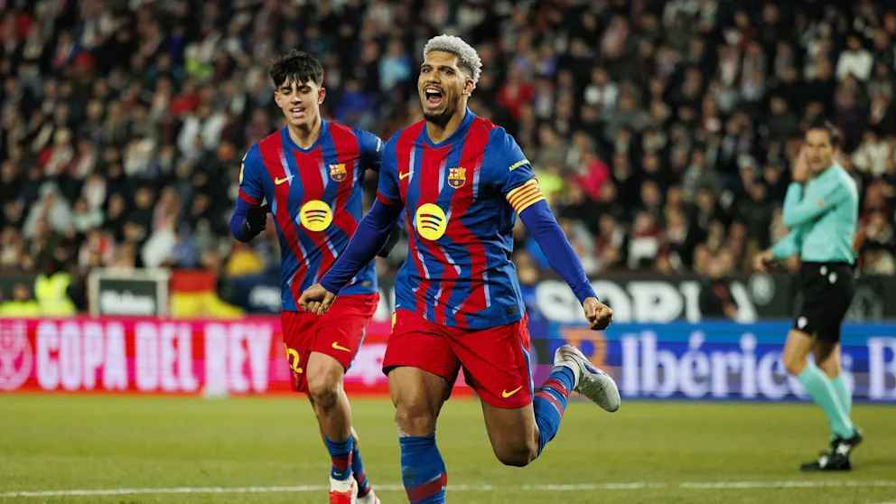 Fc barcelona im halbfinale: araujo schwärmt von coach flick