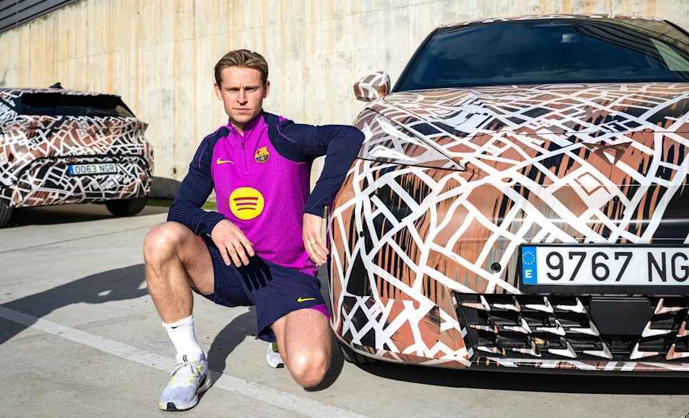 Fc barcelona-stars testen elektrischen cupra raval auf asphalt
