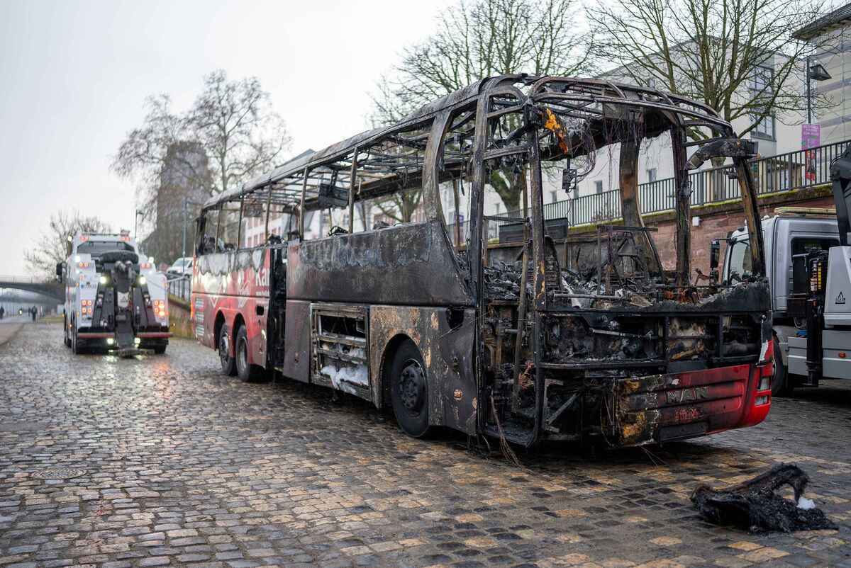 Feuer & fahne: hallescher fc unter schock – bus brennt aus!