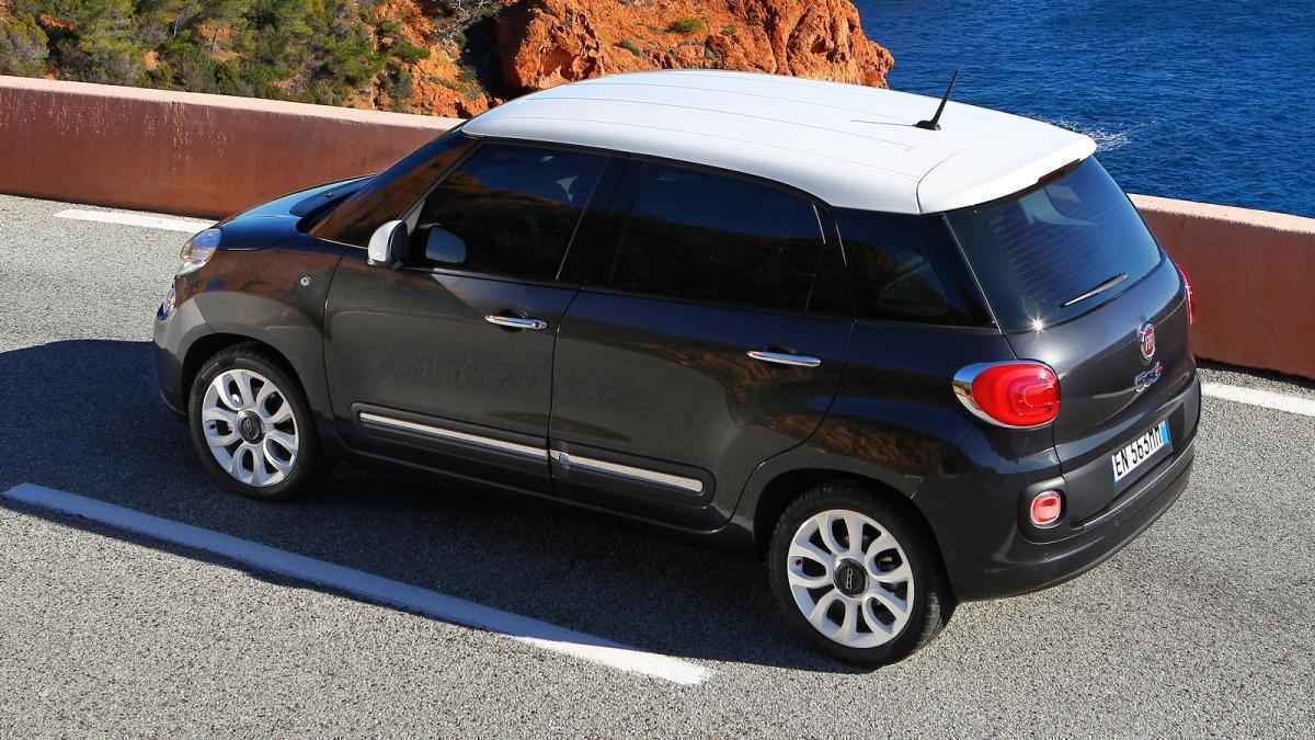 Fiat 500l wird zur illegalen schulbus-falle: 14 kinder in palermo gestoppt