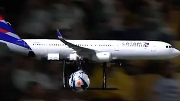 Flugball-finale: mini-flugzeug schwebt ins stadion und liefert den matchball
