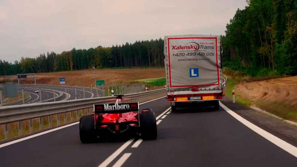 Formel-1-Wahnsinn auf der Autobahn! Roter Flitzer rast durch Tschechien!