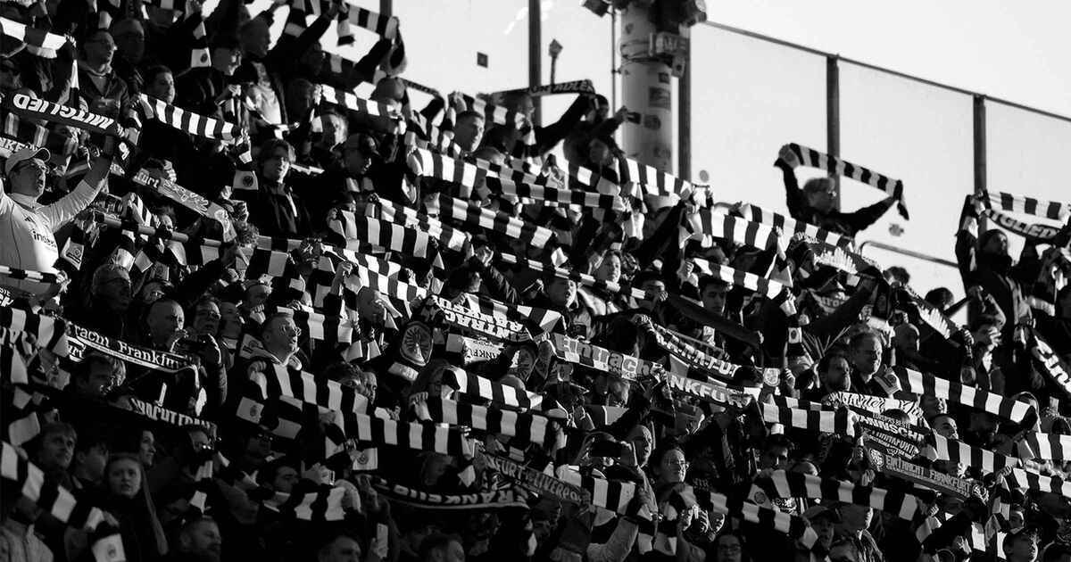 Der moment des schocks auf der haupttribüne