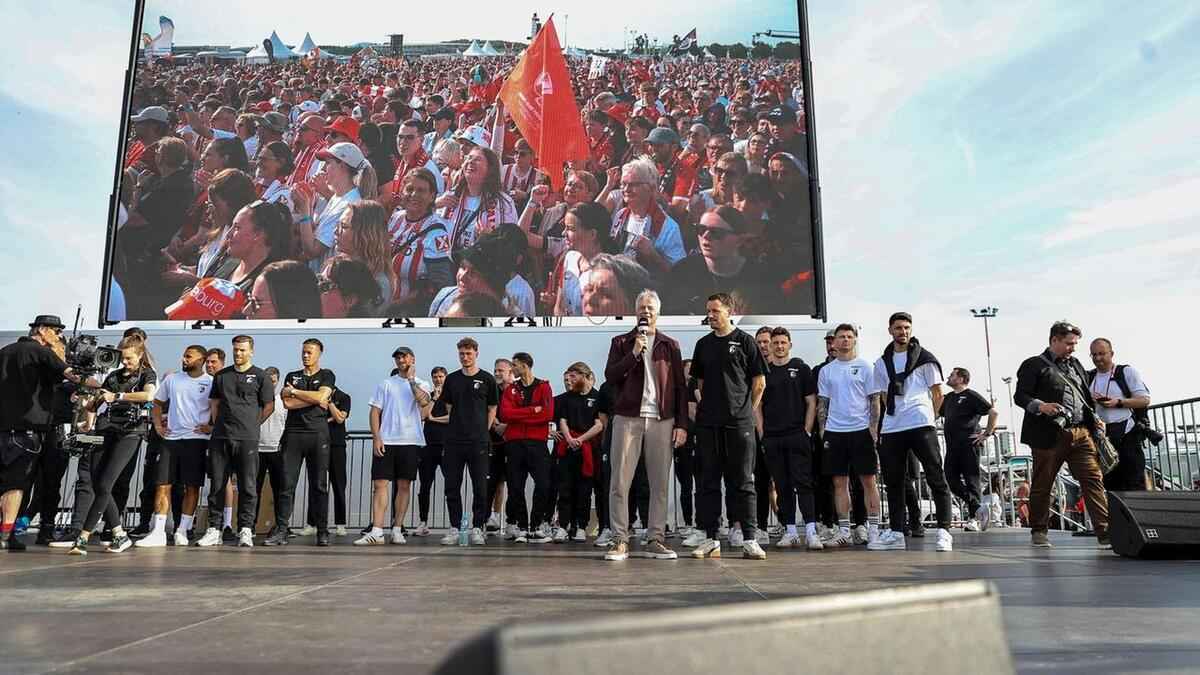 Freiburgs helden kehren zurück: emotionaler empfang nach final-niederlage