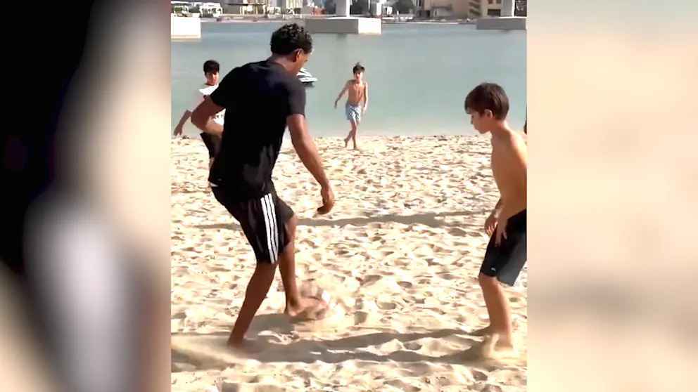 Fußball-Gott im Sand! Superstar überrascht mit Strand-Kick!