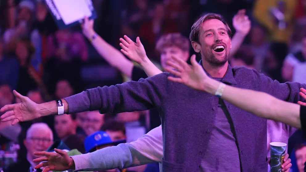 Fußball-Ikone schockt Darts-WM: Peter Crouch sorgt für Ausraster bei den Fans!