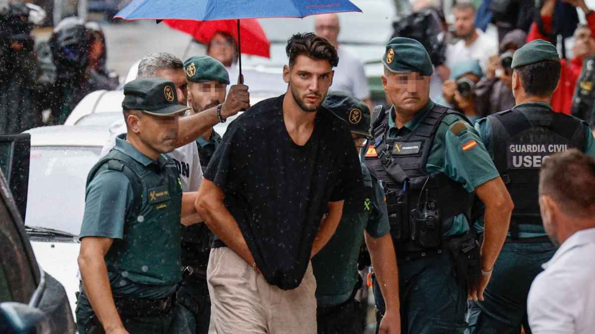 Fußballstar mir vor gericht: zehn jahre haft gefordert!