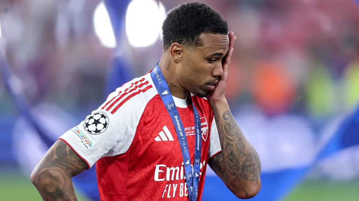 Gabriel-patzer: arsenal-fans stürmen auf sein trikot!