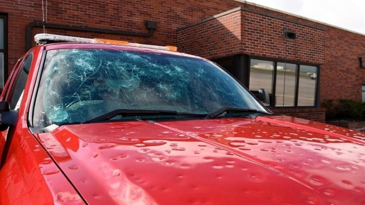 Hagelkörner zerstören autos: wer zahlt den schaden?