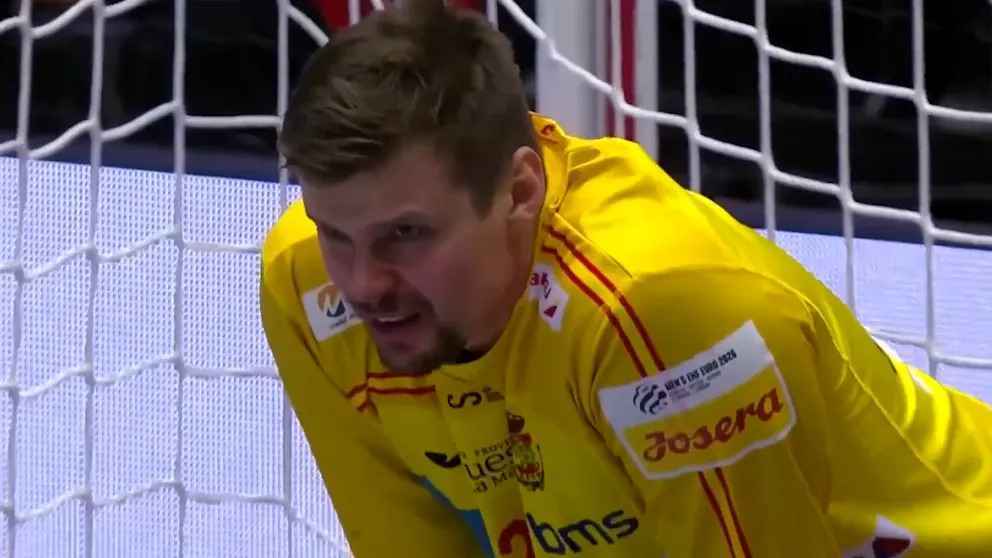 Handball em: schock-szene! torwart hernandez von blitz getroffen