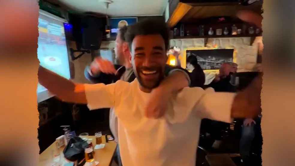 Handball-held stürmt auf die bar – aufstiegsparty eskaliert!