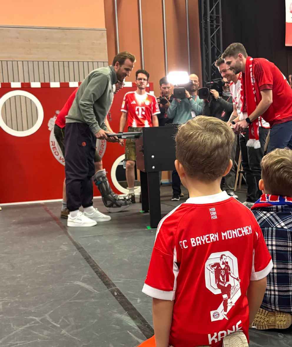 Harry Kane löst in Denkendorf „Harry-Mania“ aus! Triple-Ziel und überraschende Vertragsanddeutungen!