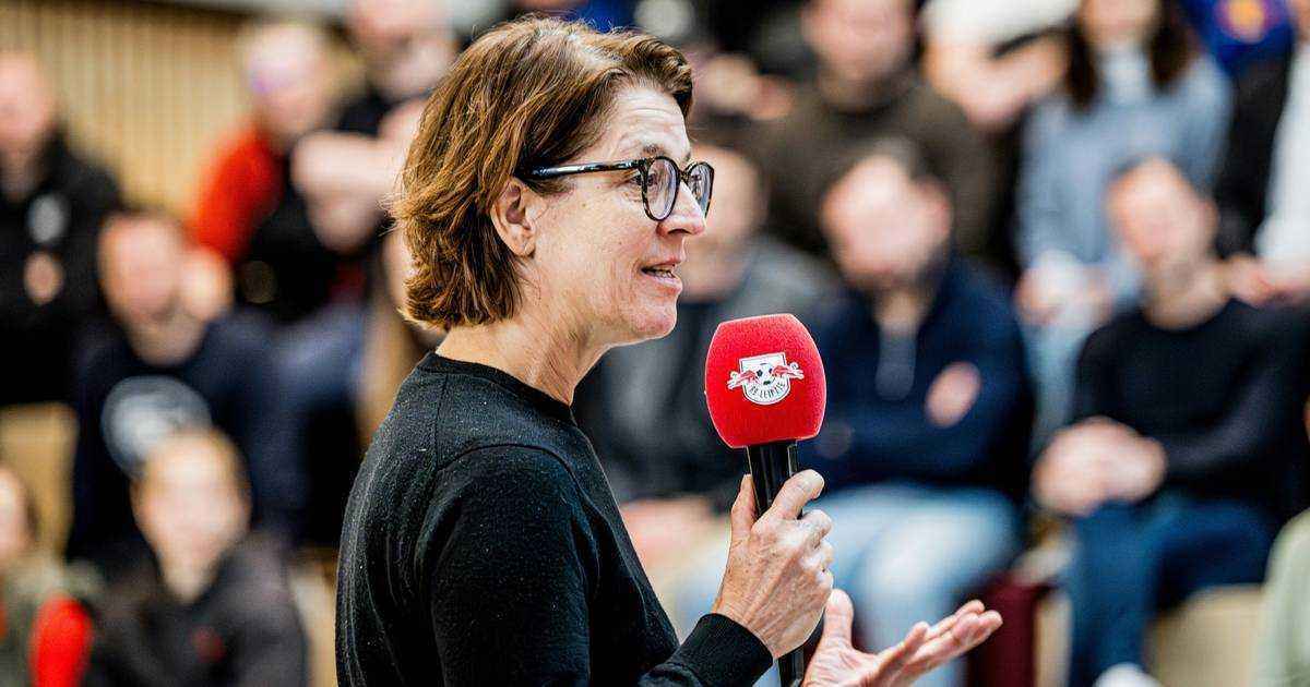Historischer moment: erste frau trainiert männer-bundesligist!