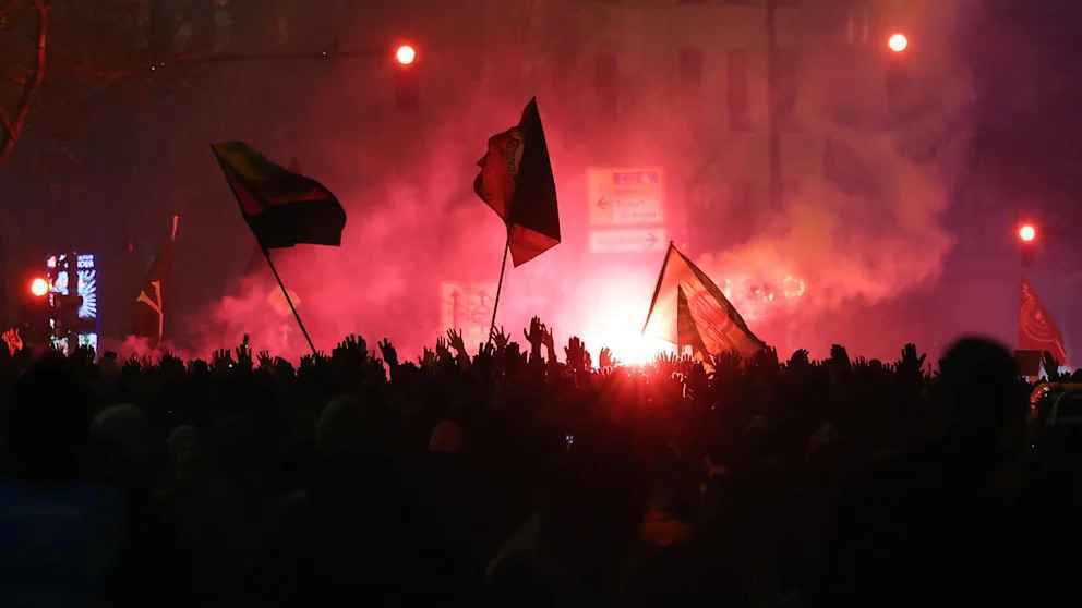 Hitzige derby-stimmung in hamburg: pyrotechnik, polizeieinsatz und blessins warnung!