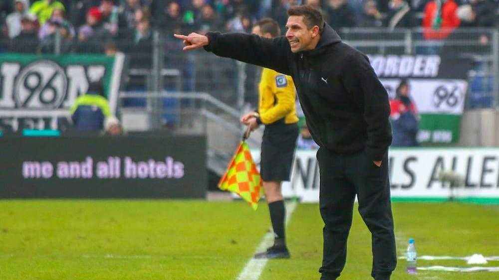 Holstein kiel in der krise: rebbe verteidigt rapp – schalke wartet