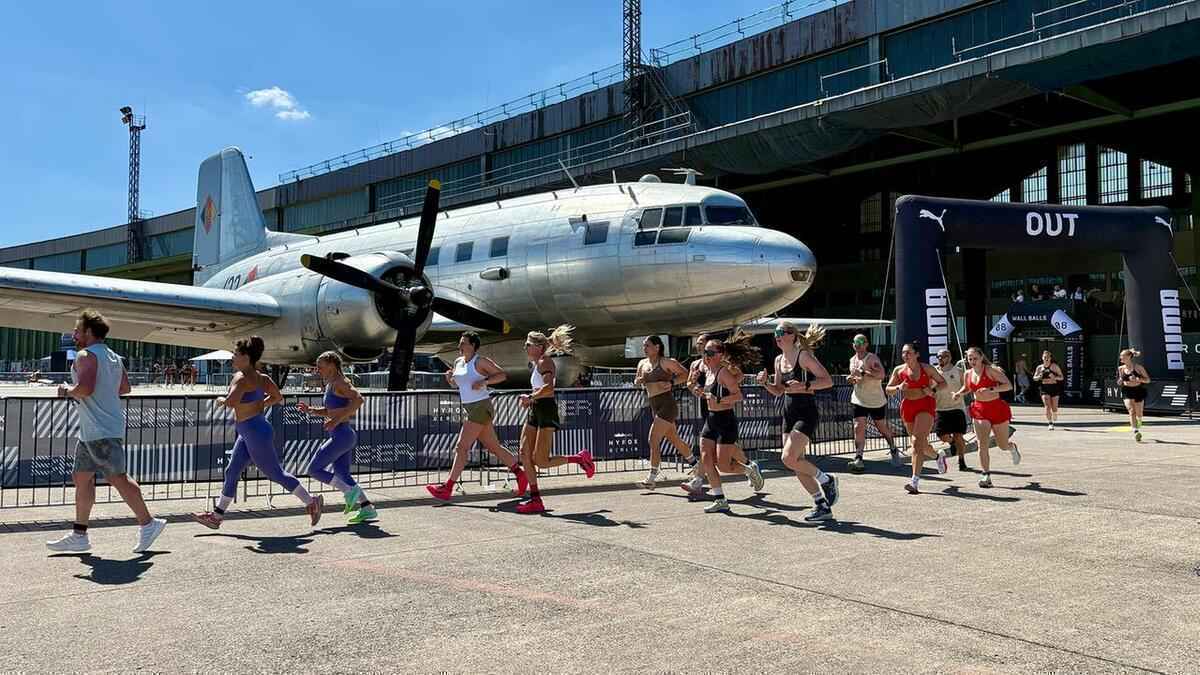 Hyrox berlin: fitness-hype am flughafen – sixpacks und sandsäcke!
