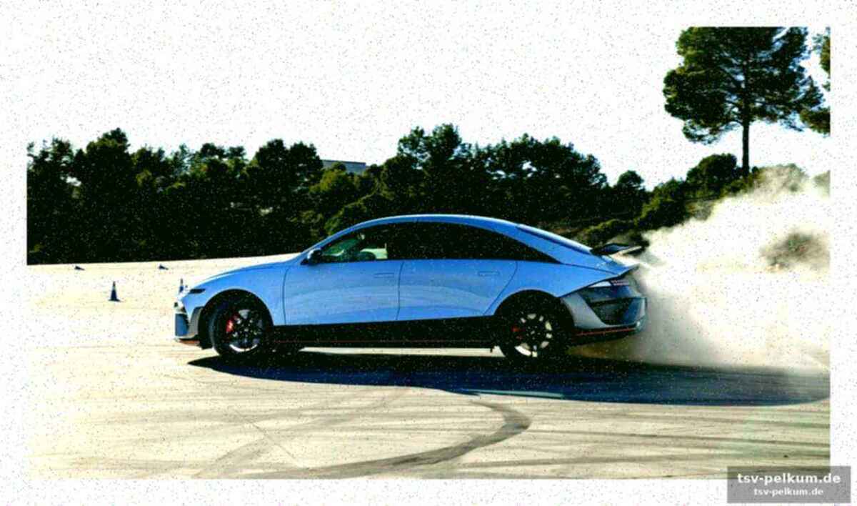 Strasse: gran turismo mit startknopf