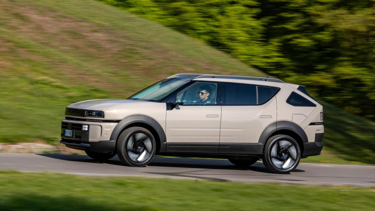 Hyundai nexo: wasserstoff-suv macht tortona zum tankstopp