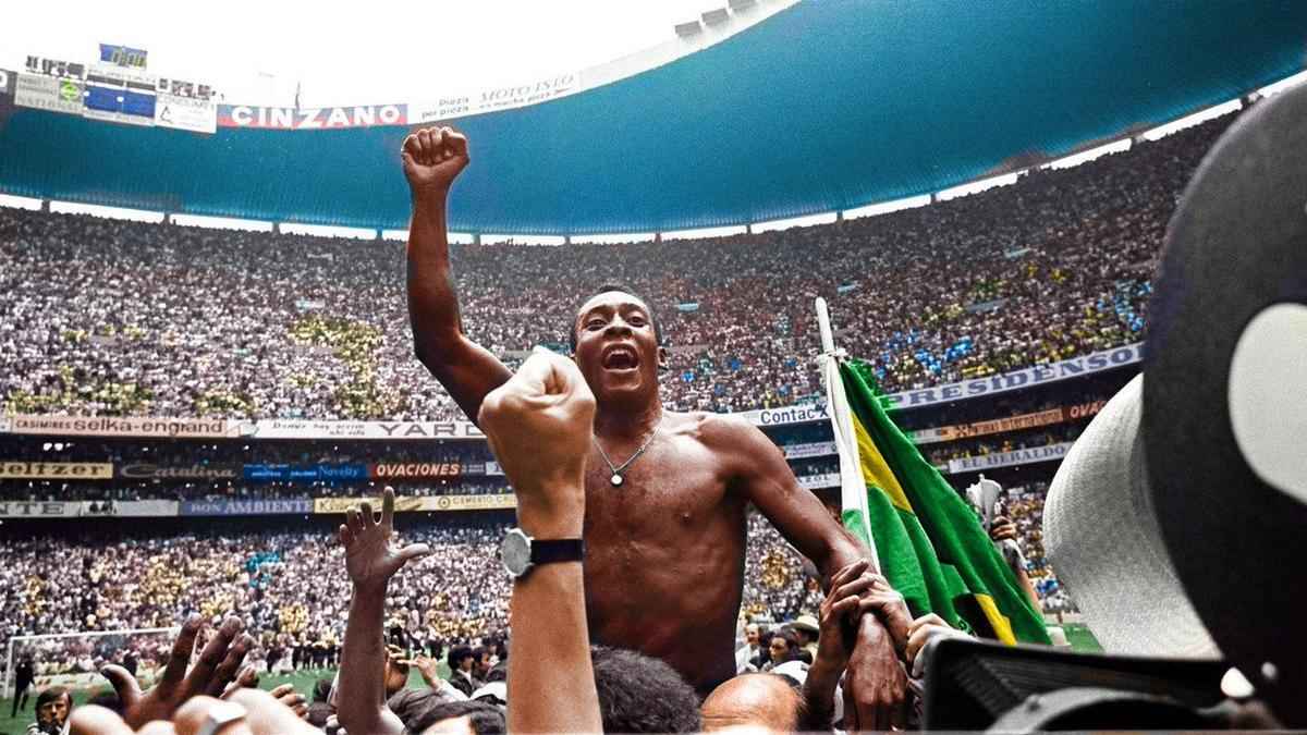 Im aztekenstadion fliegen legenden: pelé und maradona schrieben die geschichte neu