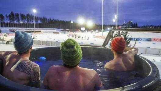 Im badeanzug auf der biathlon-piste: finnland erfindet die schnee-sauna-wm