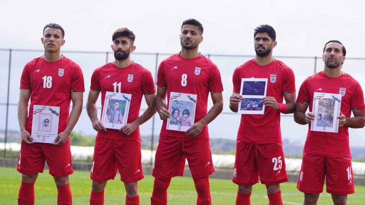 Iran trägt kinder-fotos aufs feld – infantino bestätigt wm-teilnahme trotz protestwelle