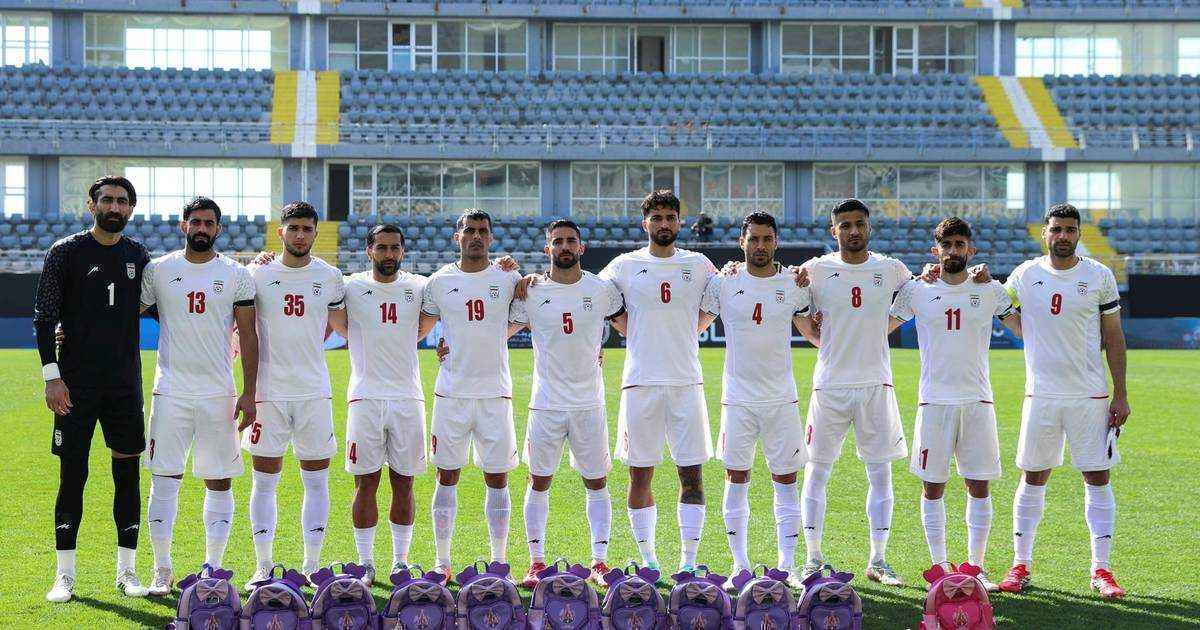 Iran trotzt dem krieg mit schulrucksäcken und niederlage