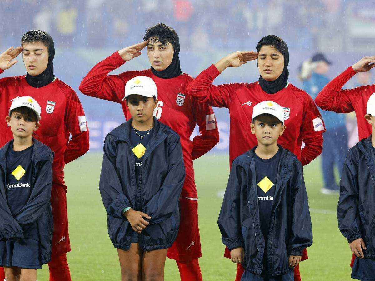 Iranerin kehrt asyl-antrag zurück: teamkolleginnen überzeugten sie zum umdenken
