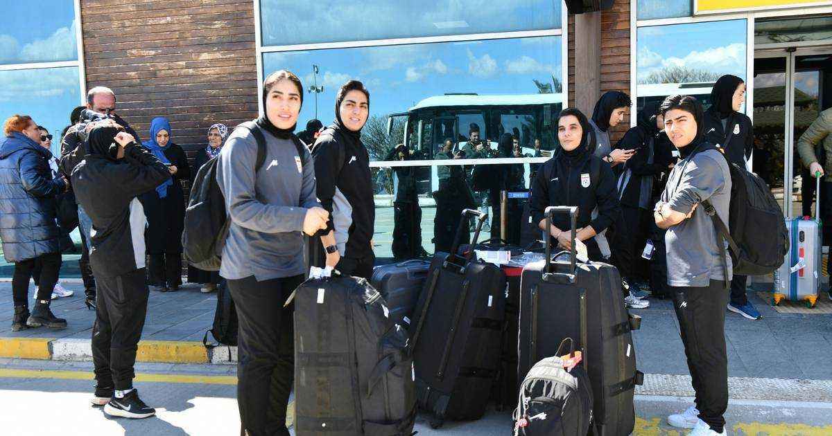 Iranerinnen tanzen auf dem valiasr-platz – zwei fehlen im triumph