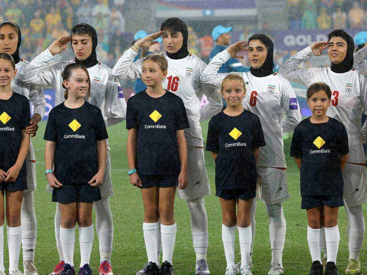 Iranerinnen verlieren 0:4 – und singen plötzlich die hymne
