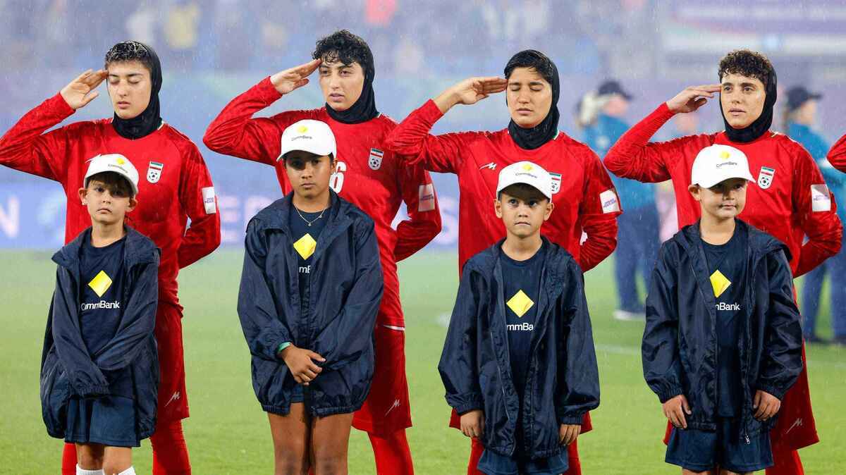 Iranische fußballerinnen fliehen nach asyl in australien – ihre stille hymnen-protest wird zum todesurteil