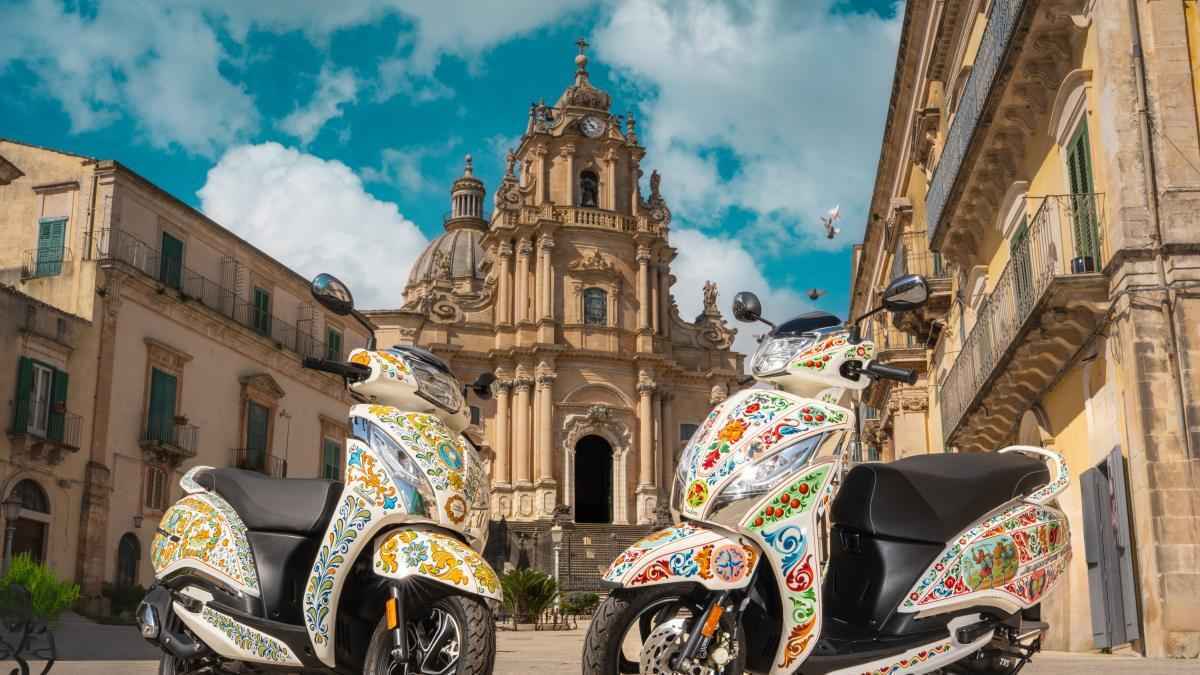 Italienisches handwerk trifft auf scooter: tvs jupiter wird zum kunstwerk