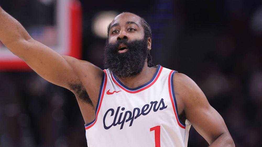 James harden erneut getradet: fünfmaliger wechsel und titelträume in cleveland