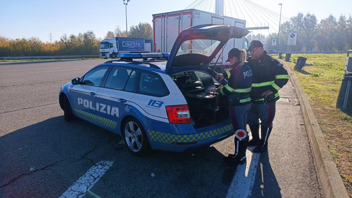 Junge autofahrer: smartphone und müdigkeit gefährden sicherheit