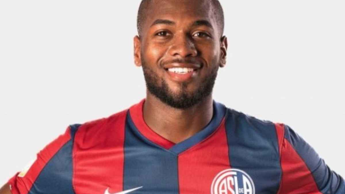 Junge fußballhoffnung am boden: betrüger zerstören traum!