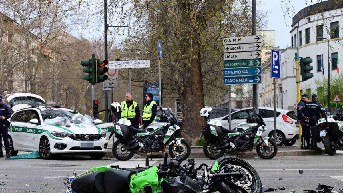 Kawasaki rast in taxi: zwei junge menschen sterben in mailand