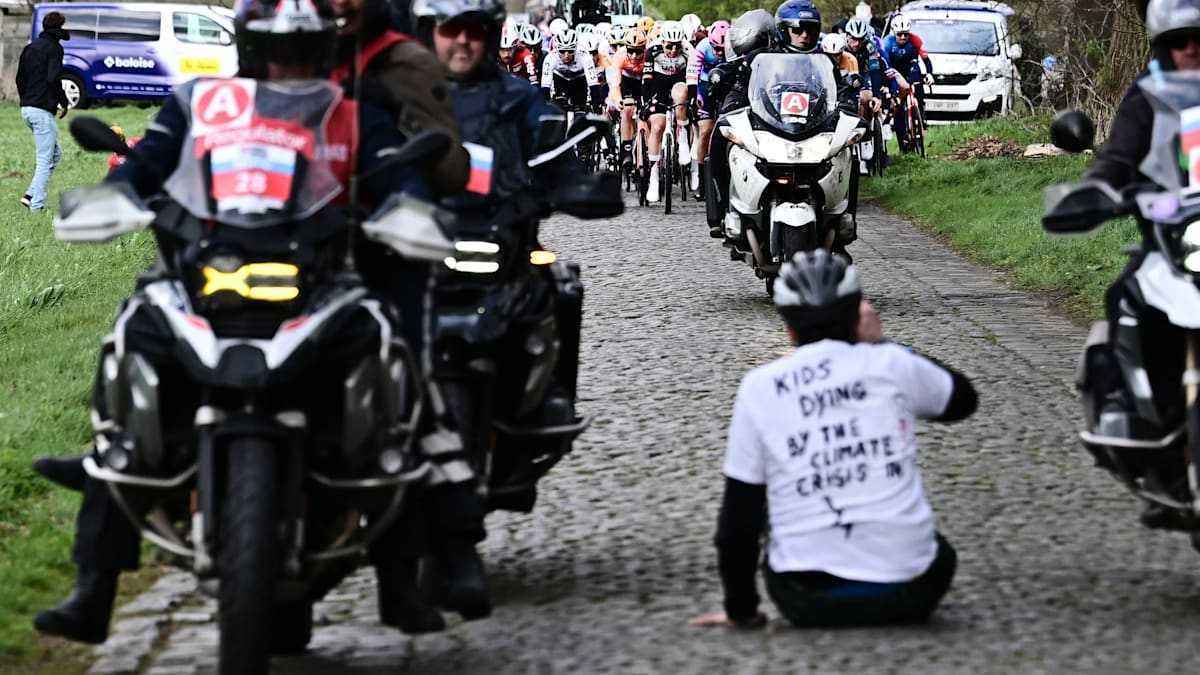 Klima-aktivist wirft radprofi-spektakel in brügge in den schmutz – molano raus, groenewegen jubelt