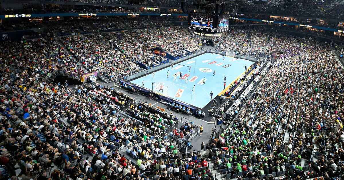 Kölns gläserner handball-coup: 32 laster voller zauber und ein boden, der spuckt