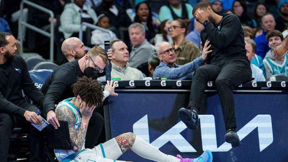 Kopfstoß bei den hornets: lamelo ball und coach lee kollidieren